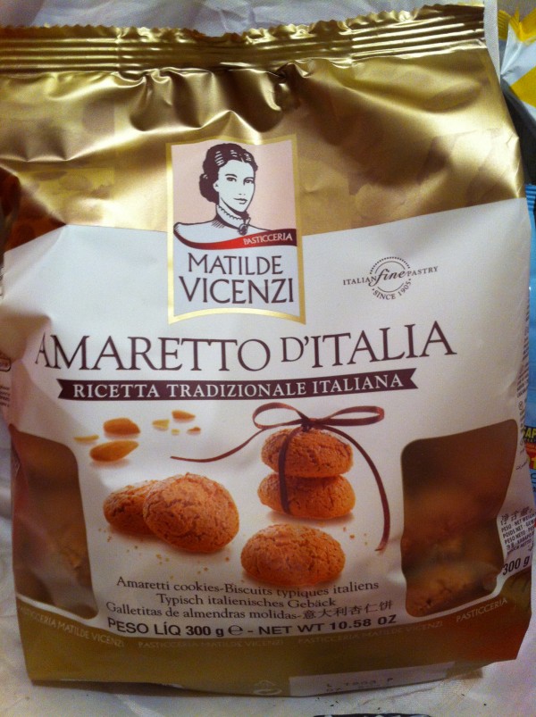 Amaretto le biscuit italien à base d'amande pour le café ou les préparations culinaires